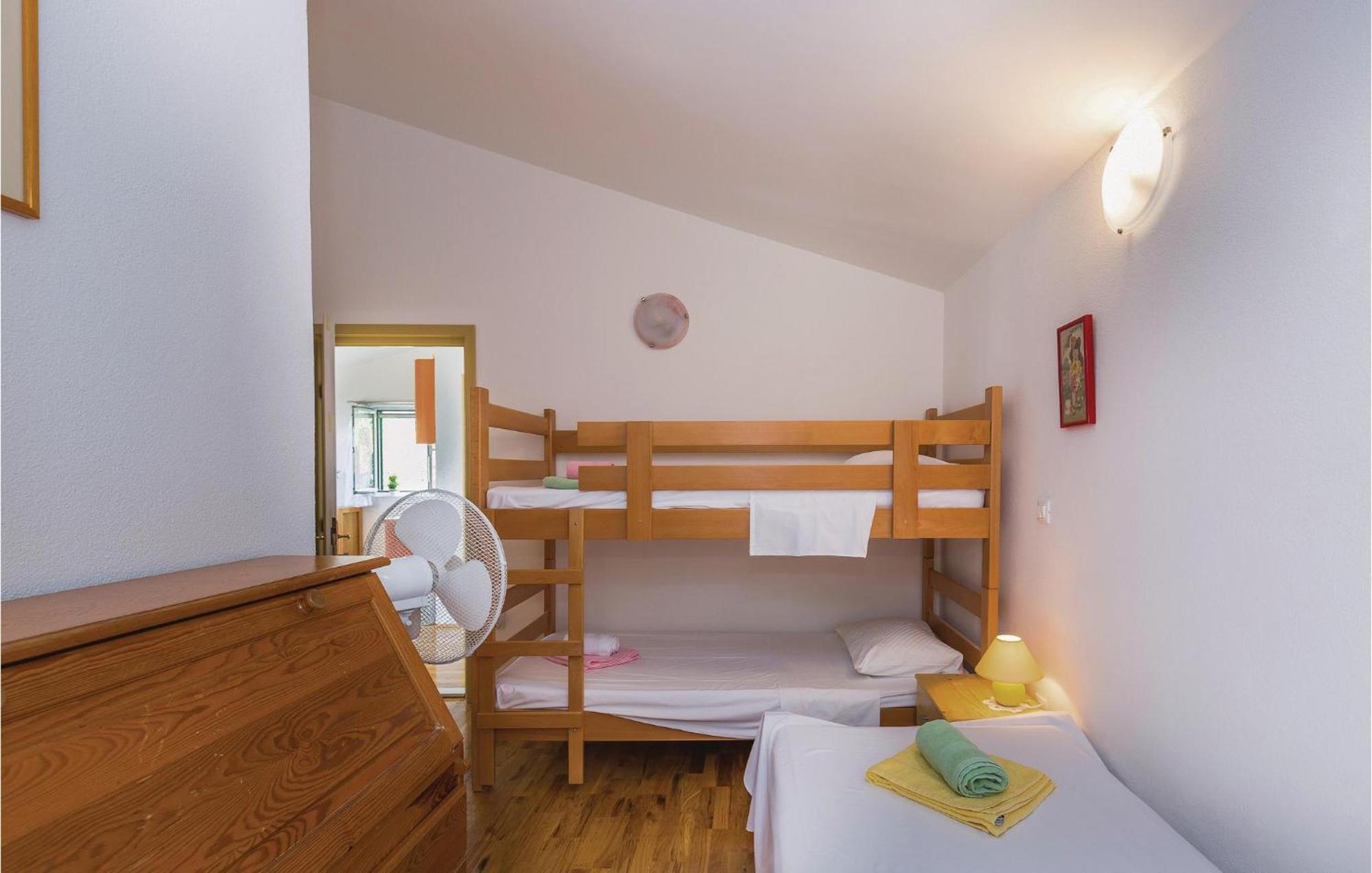 2 Bedroom Awesome Home In Gornje Тучепи Экстерьер фото