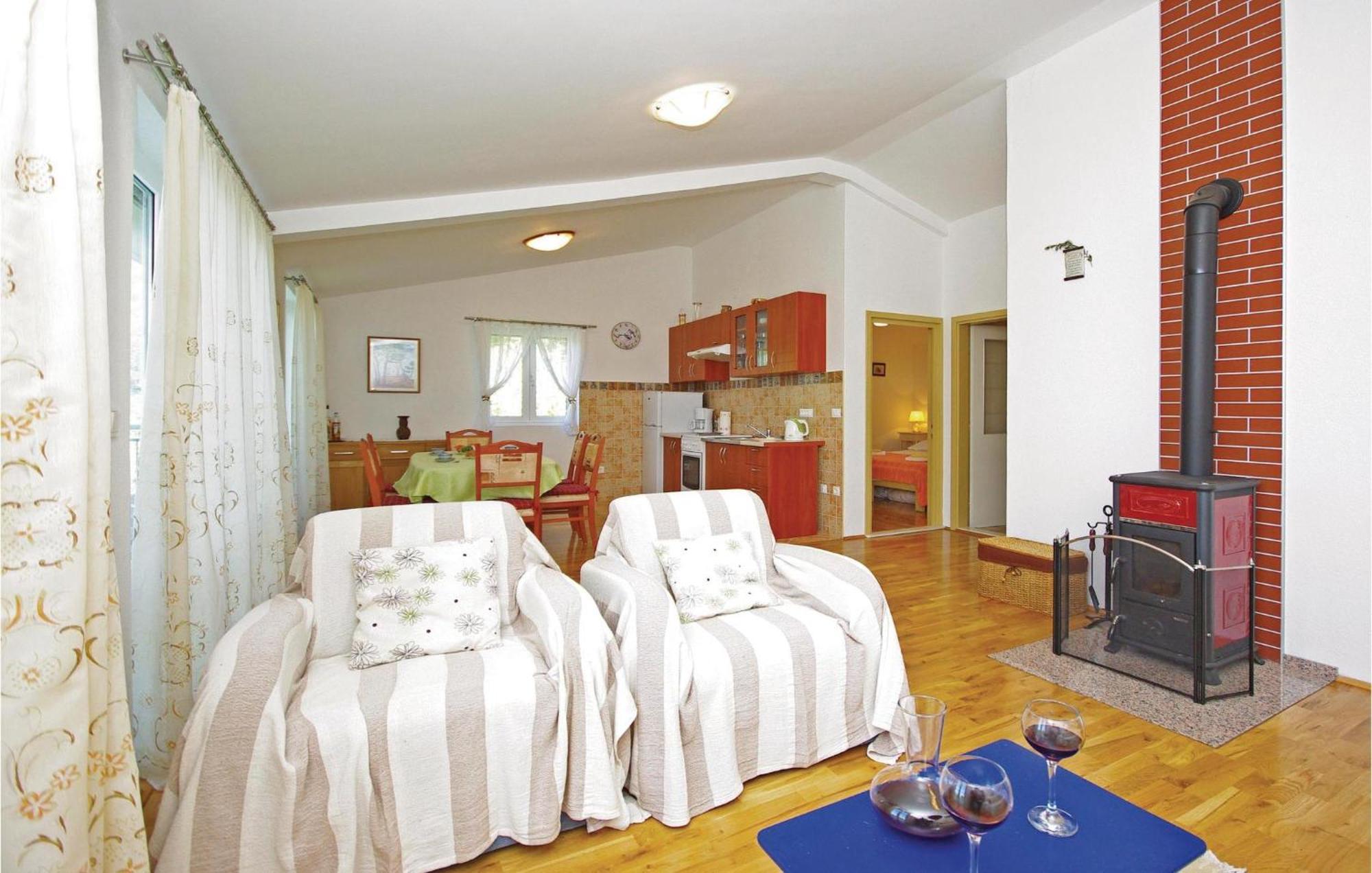 2 Bedroom Awesome Home In Gornje Тучепи Экстерьер фото