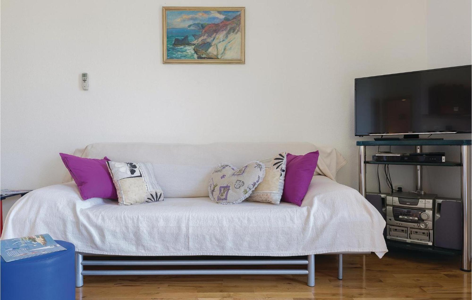 2 Bedroom Awesome Home In Gornje Тучепи Экстерьер фото