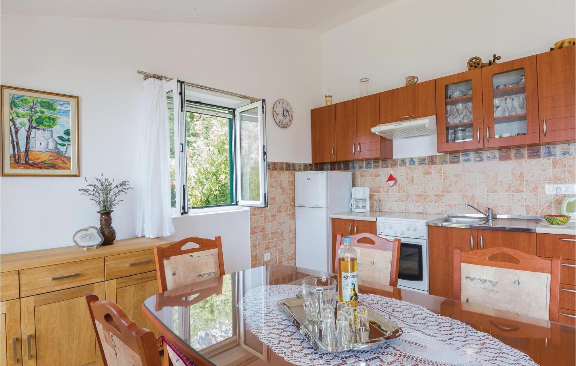 2 Bedroom Awesome Home In Gornje Тучепи Экстерьер фото
