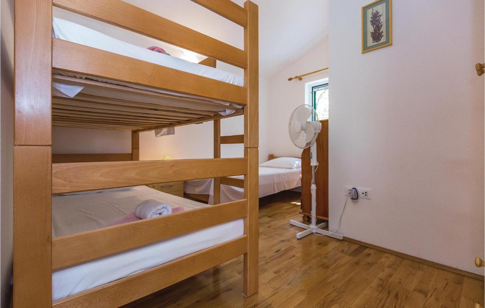 2 Bedroom Awesome Home In Gornje Тучепи Экстерьер фото